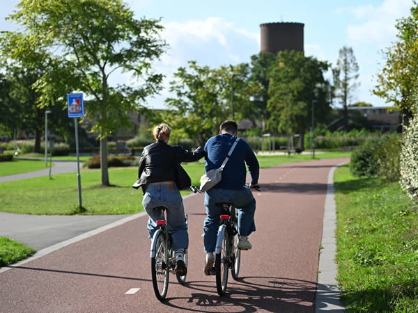 Paden fietspaden en waterpartijen verbinden de verschillende delen van het park