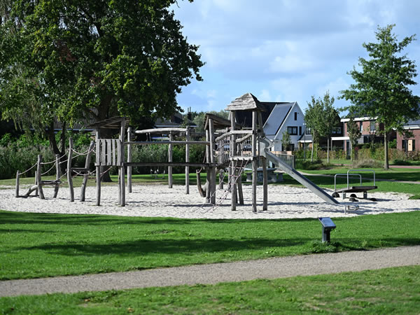 Houten speeltoestellen op de speelplek bij de school